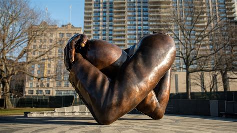  The Enigmatic Embrace - A Monumental Bronze Depiction of Love and Sacrifice