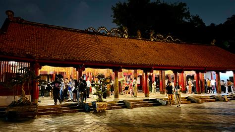 The Temple of Literature! An Exploration of Nguyen Duong's Artistic Prowess Through Bold Brushstrokes and Refined Composition.