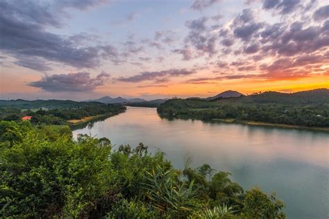 Tranquil Dawn on the Perfume River, A Symphony of Tranquility and Traditional Vietnamese Aesthetics!